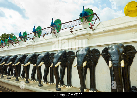 Maha Devale/buddista di tempio indù di elefante Ganesh divinità in questo sacro multi fede comune; Kataragama, provincia di Uva, Sri Lanka Foto Stock