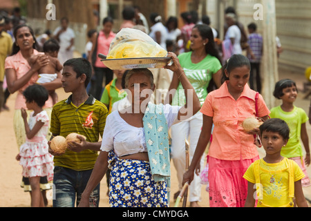 I devoti & offerte vicino al Maha Devale/buddista di Tempio Indù in questo sacro multi fede comune; Kataragama, provincia di Uva, Sri Lanka Foto Stock