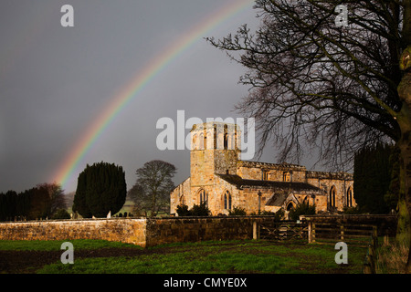 Rainbow su Santa Maria Vergine Chiesa a Leake accanto alla A19 Road, North Yorkshire Foto Stock