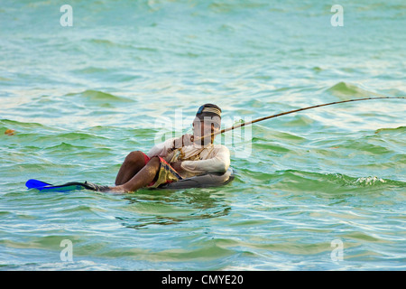 L uomo mentre pesca galleggianti in un anello di gomma sulla costa sud; Midigama, sud della provincia, Sri Lanka, Asia Foto Stock