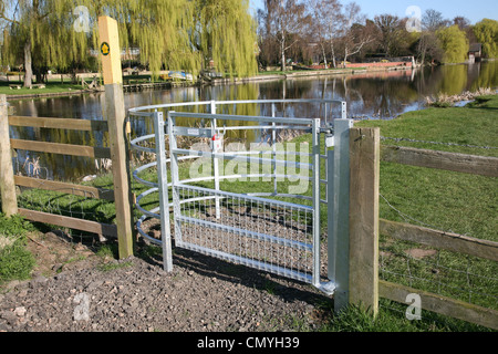 Un bacio cancello sulla sponda del fiume Soar in Leicestershire Foto Stock