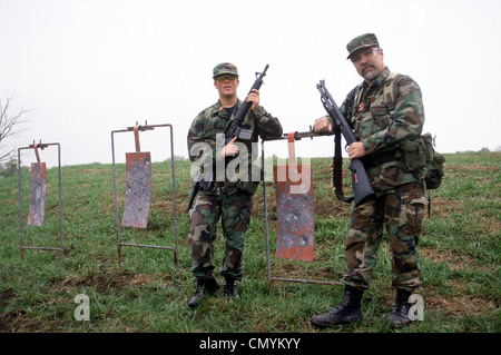 Padre e figlio membri della 51st Missouri Milita pongono di fronte a obiettivi di acciaio Foto Stock