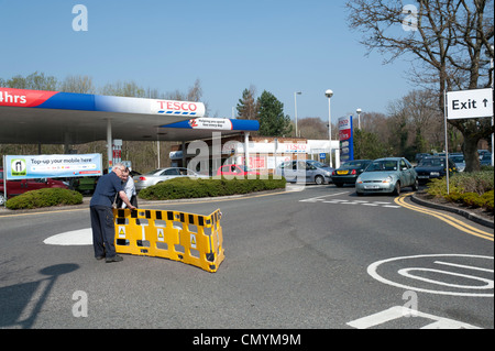 Acquisto di panico a pompe risultante in code e la scarsità di combustibile, marzo 2012. Foto Stock