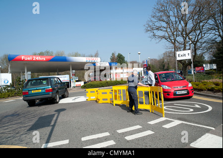 Acquisto di panico a pompe risultante in code e la scarsità di combustibile, marzo 2012. Foto Stock