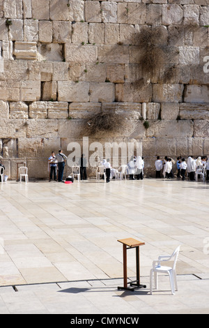 Gli uomini in preghiera al Muro del Pianto a Gerusalemme, Israele. Foto Stock