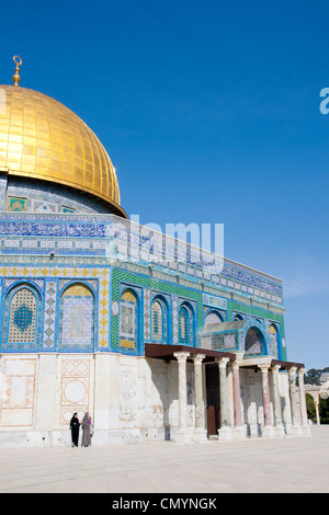 Due donne islamiche alla Cupola della roccia a Gerusalemme, Israele Foto Stock