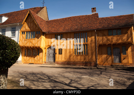 Piccola Hall, un giallo senape medievale colorato edificio Tudor a Lavenham, Suffolk Foto Stock