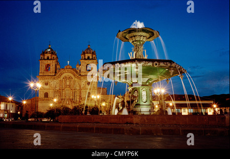 Cusco sqaure principale e la cattedrale in Perù di notte tempo. Foto Stock