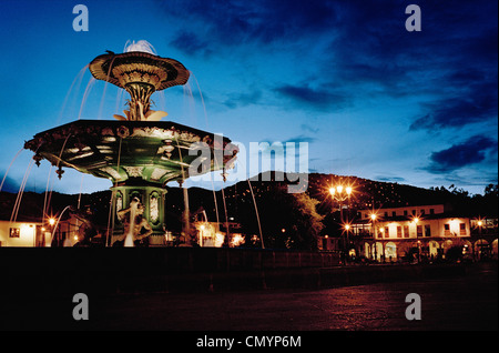 Cusco main sqaure in Perù di notte tempo. Foto Stock