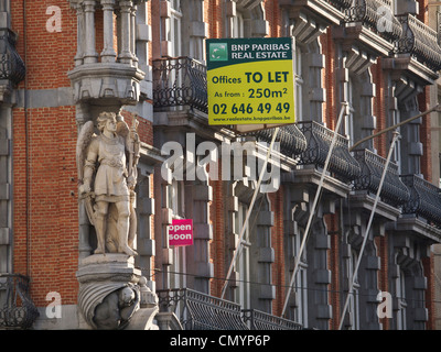 BNP Paribas real estate affitto uffici segno sul bellissimo edificio storico a Bruxelles Belgio Foto Stock