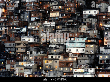 Vista delle case della favela Cantagalo, a Rio de Janeiro, Brasile, tra Ipanema e Copacabana Foto Stock