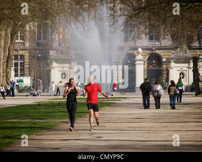 L uomo e la donna insieme per fare jogging nel parco Warande nel centro della città di Bruxelles, Belgio Foto Stock