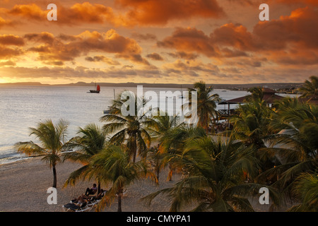 West Indies, Bonaire, tramonto all'Eden Beach Resort Foto Stock