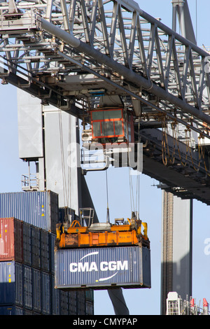 Contenitore di carico caricato su una nave nel porto di Rotterdam Foto Stock