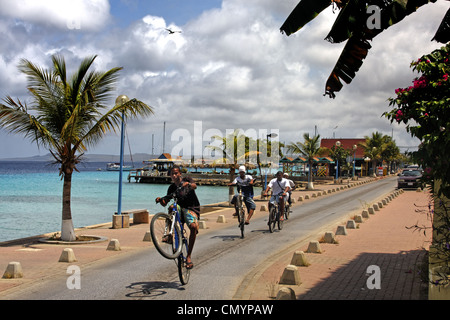 West Indies, Bonaire, Kralendijk, bambini locali con le biciclette, Promenade Foto Stock