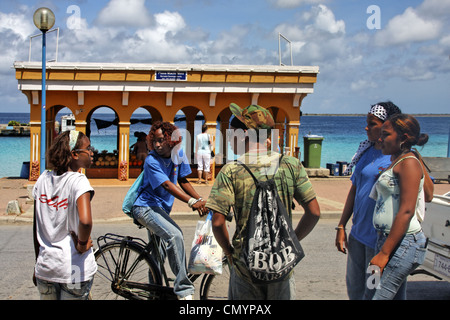 West Indies, Bonaire, Kralendijk, bambini locali con le biciclette, Promenade Foto Stock