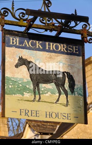 Black Horse pub sign in il villaggio Costwold di Cranham, Gloucestershire, Regno Unito Foto Stock