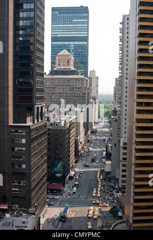 Una vista da sopra di una New York City di molti viali. Foto Stock
