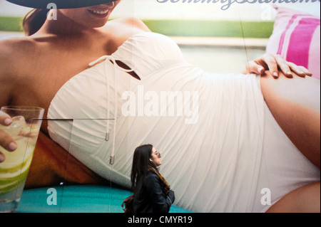 Costruzione di un capannone decorata da un enorme cartellone che copre il futuro Tommy Bahama store sulla Fifth Avenue a New York Foto Stock