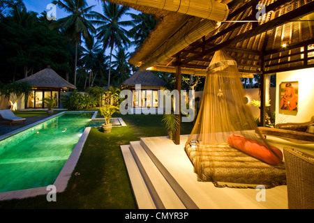 Privat Villa Pleiadi con piscina circondato da campi di riso in Ubud Bali Indonesia Foto Stock