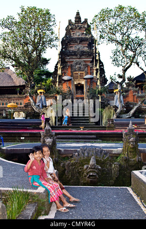 Il Twi bambina amici al tempio in Ubud, Bali Indonesia Foto Stock