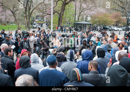 NYC membri del Consiglio rally a condannare le riprese di Trayvon Martin in Florida Foto Stock