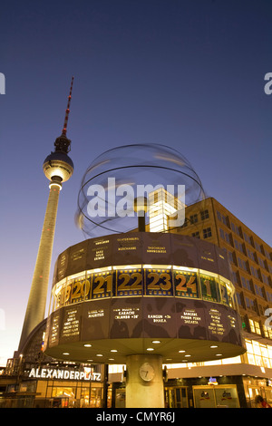 Alexanderplatz orologio mondiale la torre della TV di notte a Berlino Foto Stock
