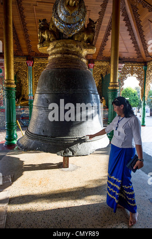 La campana Singu min è mostrata da una guida turistica nella pagoda di Shwedagon, Yangon Myanmar (Birmania) Foto Stock