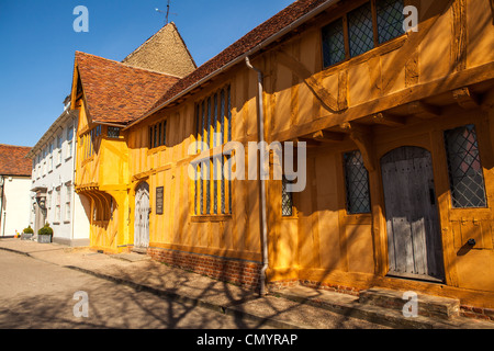 Piccola Hall, un giallo senape medievale colorato edificio Tudor a Lavenham, Suffolk Foto Stock