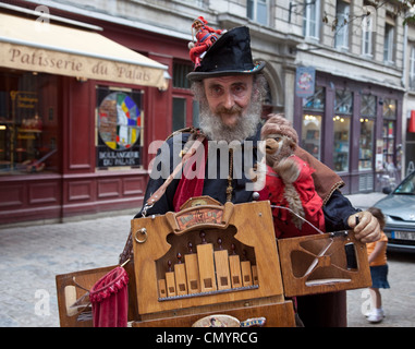 L'artista di strada con organo a mano nella storica costum con Vieux Lyon, centro della città vecchia di Lione Rodano Alpi, Francia, Centro Storico, U Foto Stock