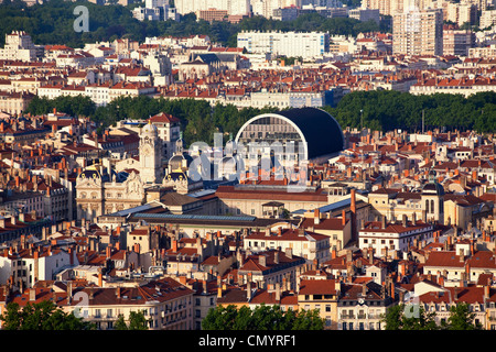 Vista panoramica dal punto di vista di Notre Dame de Fourviere hill, l'Hotel de Ville, Opera, Lione, Rodano Alpi, Francia Foto Stock