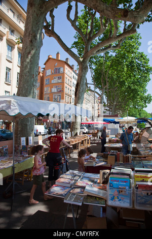 Mercato delle pulci di libri a Saone riverside, Lione, Rodano Alpi, Francia Foto Stock