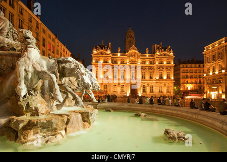 Fontana del Cavallo a Place des Terreaux, sfondo Hotel de Ville, Lione, Rodano Alpi, Francia Foto Stock