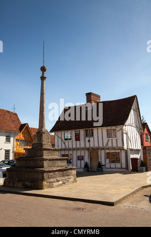 La croce di pietra a Lavenham Market Place con edifici medievali intorno, Lavenham, Suffolk Foto Stock