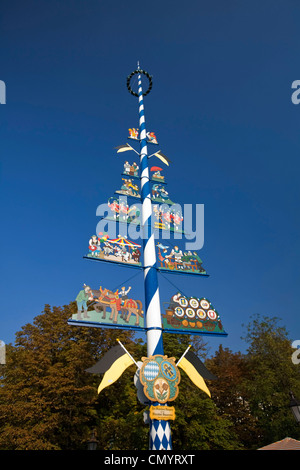 Maypole sul Viktualienmarkt Monaco di Baviera, Germania Foto Stock