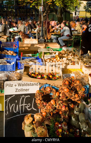 Viktualienmarkt Monaco di Baviera, tartufo, funghi, sfondo beer garden, Germania Foto Stock