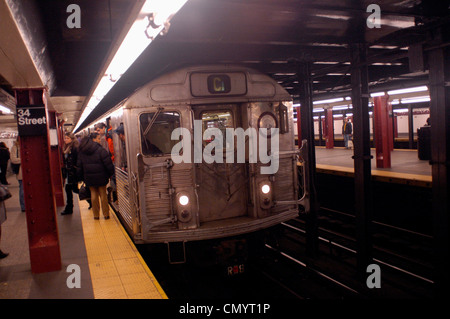 Il C metropolitana treno fermato presso la West 34 st. a New York il 16 febbraio 2005.( © Richard B. Levine) Foto Stock