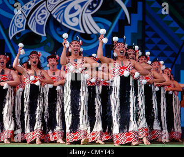 Rotorua Maori Arts Festival, Maori Donne che cantano sul palco Foto Stock