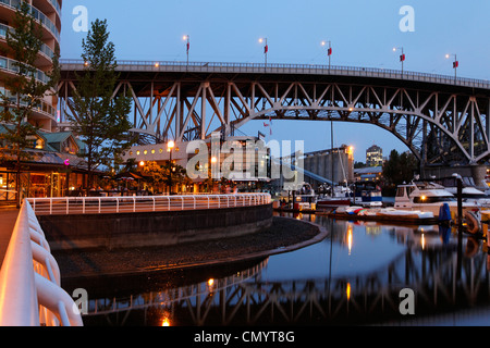 Promande e Piccola Marina a False Creek al crepuscolo, Granville Bridge, Vancouver, Canada, America del Nord Foto Stock