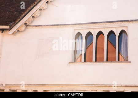 Dettaglio di gesso pargetting sul Priory, un medievale edificio Tudor a Lavenham, Suffolk Foto Stock