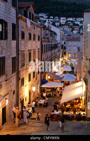 Bar e ristoranti nel centro della città vecchia di Dubrovnik in serata, Croazia Foto Stock