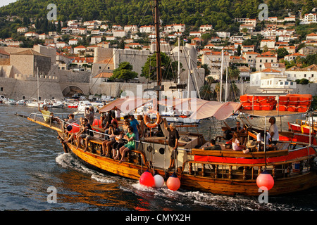 Escursione turistica di nave che entra in porto vecchio di Dubrovnik Porto, Croazia, Europa Foto Stock