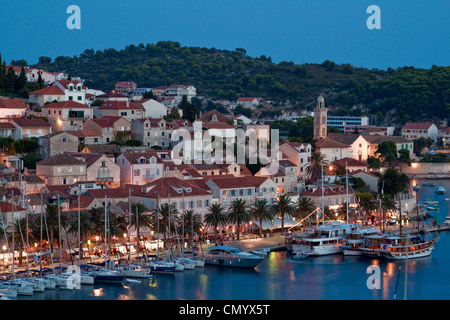 Vista panoramica di Hvar al crepuscolo, Croazia Foto Stock