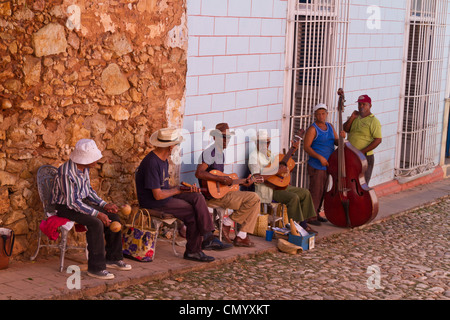 Street Musicions in Trinidad, Cuba, Antille Maggiori, Antille, Caraibi, West Indies, America Centrale e America del Nord, America Foto Stock