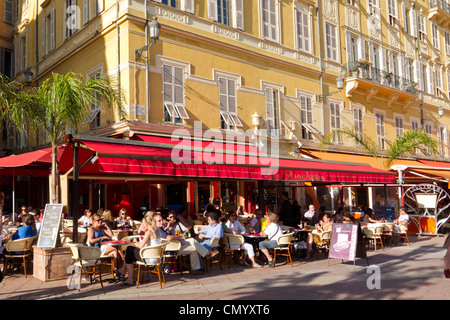 Street Cafe, Les Ponchettes, Il Mercato dei Fiori, Cours de Saleya, Cote d Azur, Nizza, Provenza, Francia Foto Stock