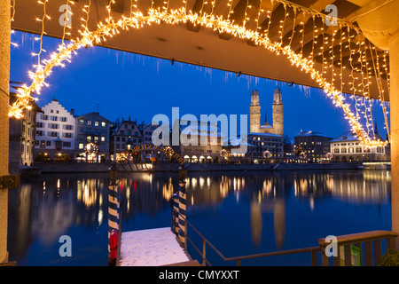 Dal Molo presso l'Hotel Storchen, centro storico, fiume Limmat di notte, Limmatquai Grossmunster, Zurigo, Svizzera Foto Stock