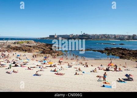 Persone sole a Playa de Riazor beach - Coruña, Galizia - Spagna Foto Stock