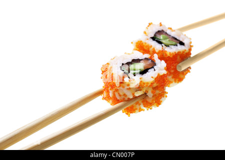 Il Sushi con bacchette isolate su sfondo bianco Foto Stock