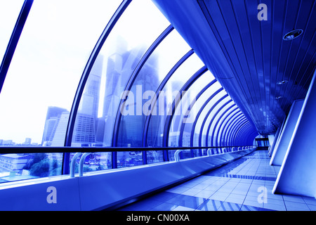 Prospettiva del ponte di coperta e grattacieli oltre la finestra Foto Stock