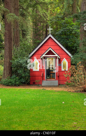 La preghiera a San Ann's Chapel nei boschi presso la grotta di Portland in Oregon. Foto Stock
